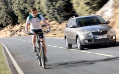Como adelantar a un ciclista con línea continua