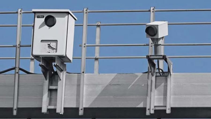 Los radares pueden detectar si circula sin la ITV en vigor